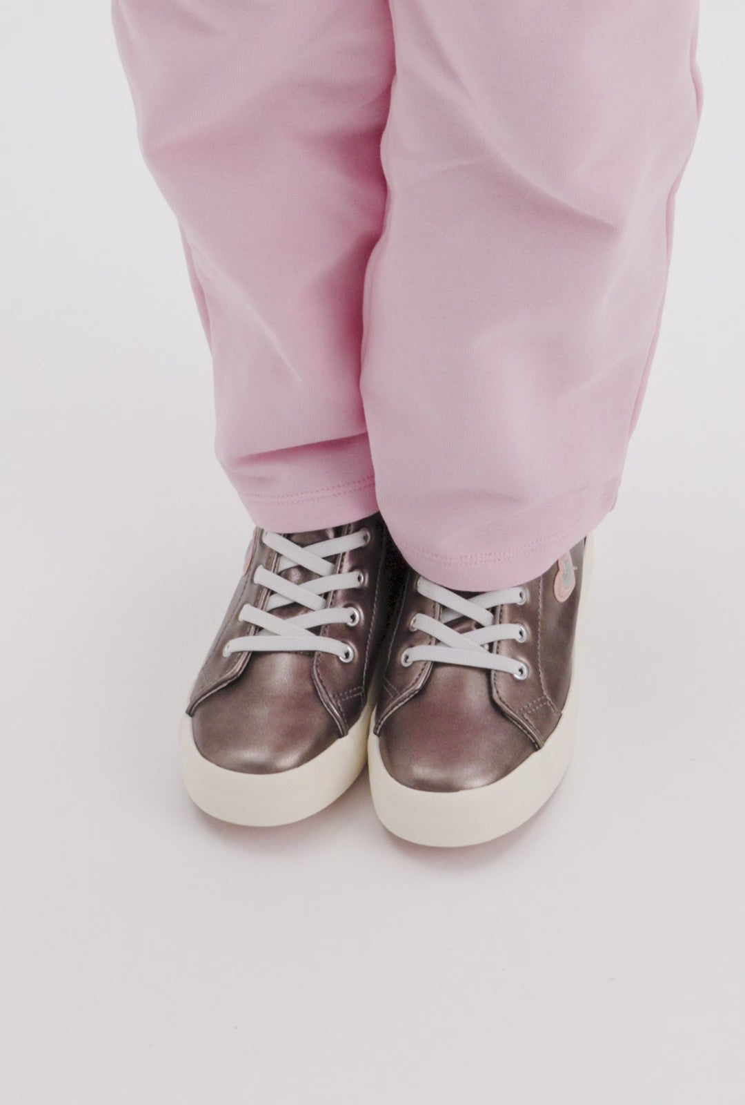 Cargar video: Zapatillas Altas con Corazones Tira Plateadas