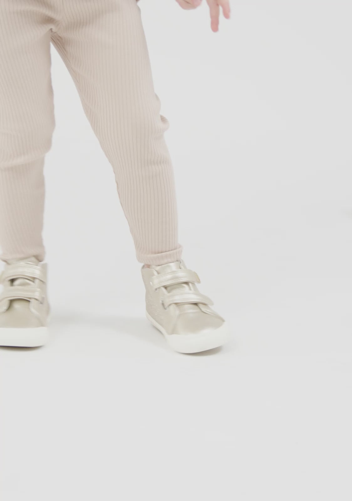Carregar vídeo: Tênis de cano alto barefoot dourado