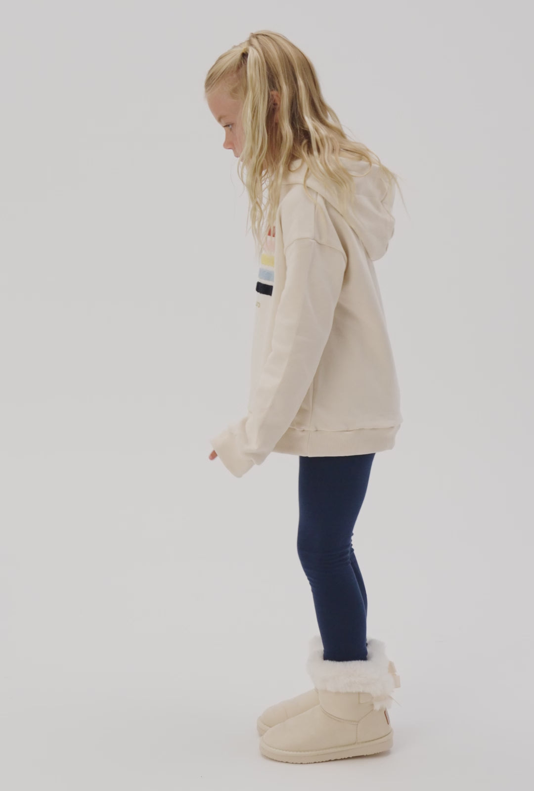 Charger la vidéo : Bottes Australiennes en Fourrure avec Nœud Beige B&amp;W
