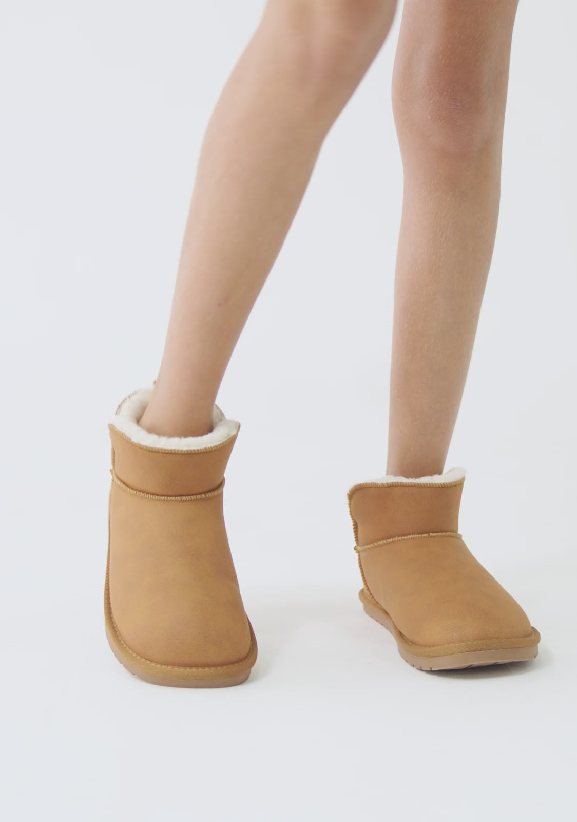 Load video: Australian Ankle Boots Barefoot Tan
