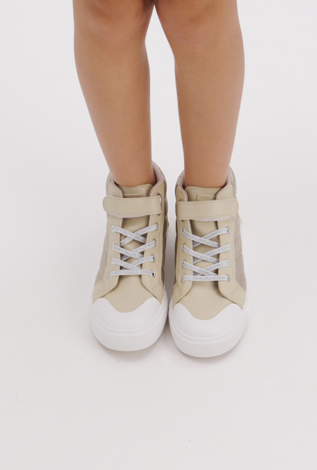 Video laden: Goldene Hochgurt -Turnschuhe