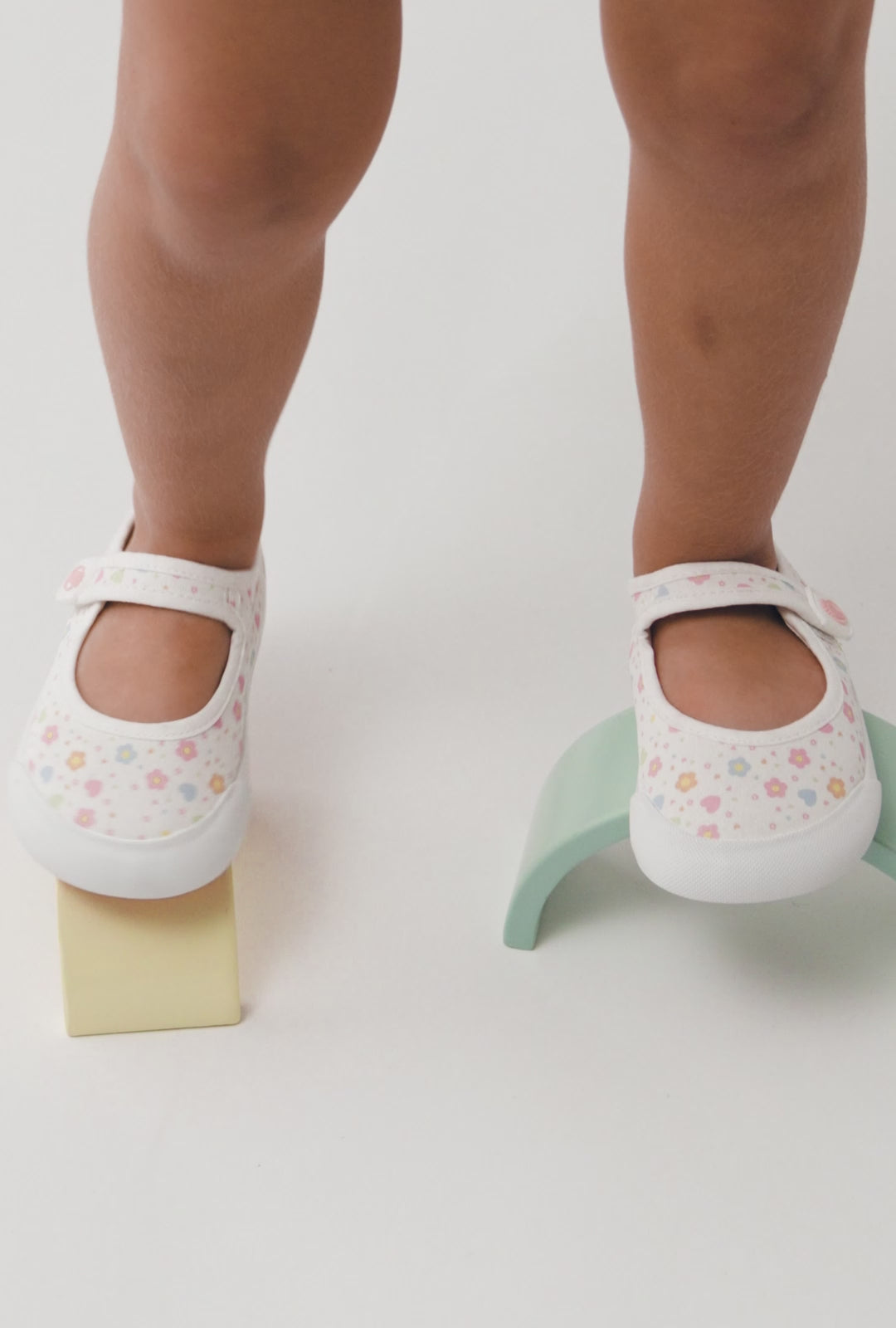 Cargar video: Merceditas Barefoot Lona Flores
